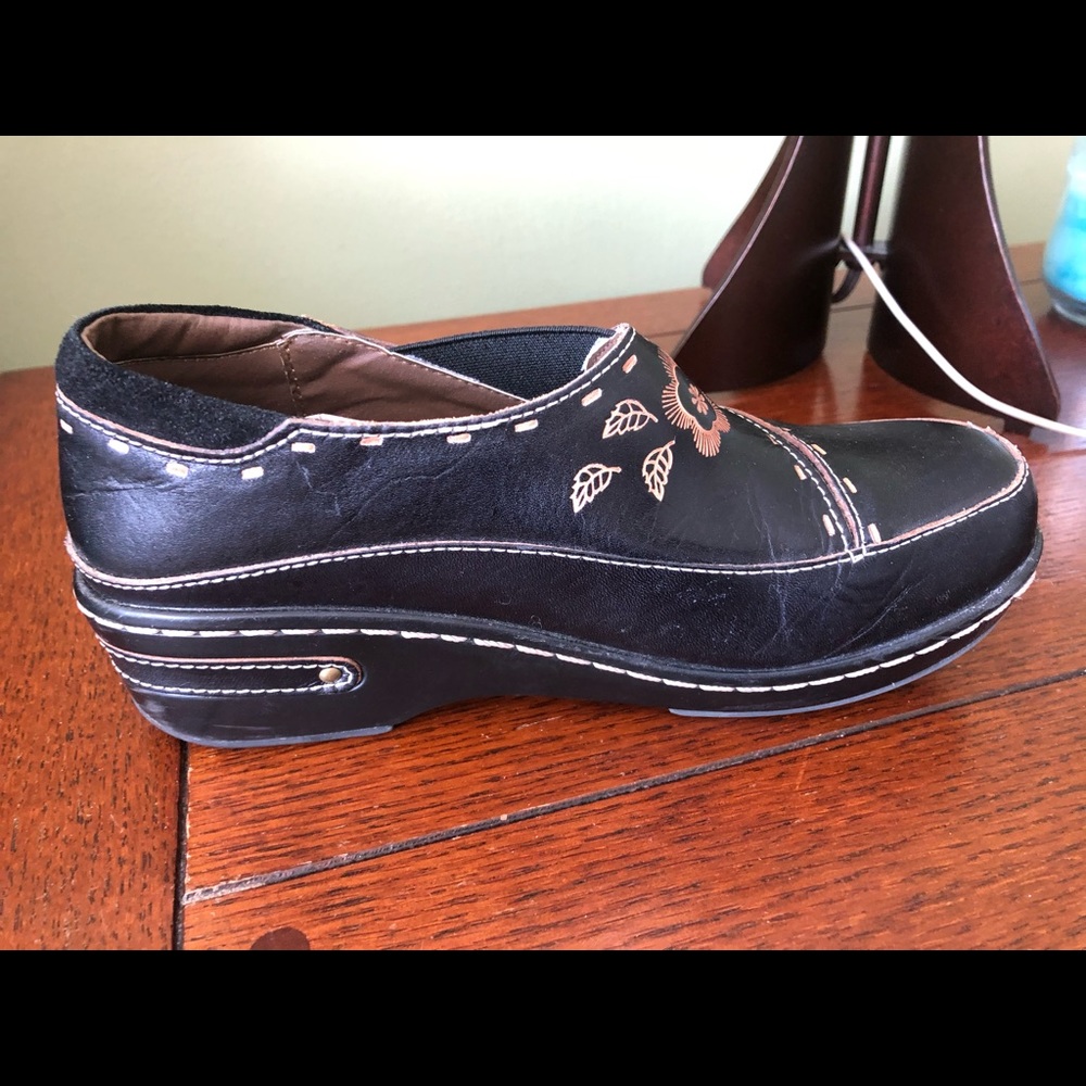 Shoe - Picture 4 of 4